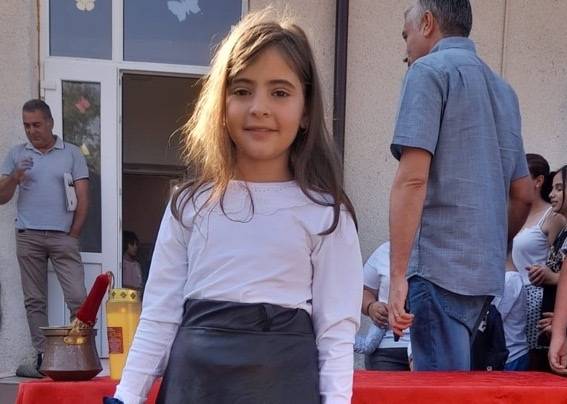 Elena, fata cu griji de adult