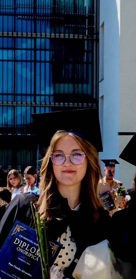 Claudia, tânăra absolventă care a învățat să aibă încredere în propriul drum